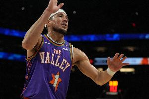 比分直播-一个人太难顶！布克三节26中12轰下32分6助&amp;球队仍落后12分