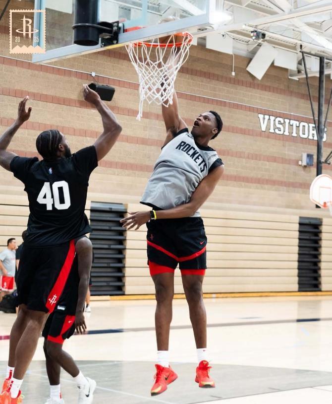 九游体育-8人加盟球队！火箭队休赛期补强联盟第1？斯通为航天城送出大礼