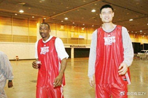 九游体育-“小巨人”和“小霸王”，一生之敌的姚明和小斯，究竟谁更出色？