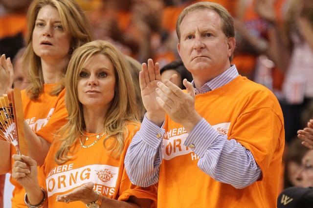 九游体育app下载-揭秘太阳老板丑闻（下）：曾想用脱衣舞女郎勾引阿德