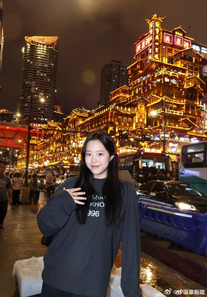 九游娱乐-申裕斌晒洪崖洞游玩照，备战2026WTT重庆冠军赛|乒乓球|运动员|打卡|赛场|景点_新浪体育_新浪新闻