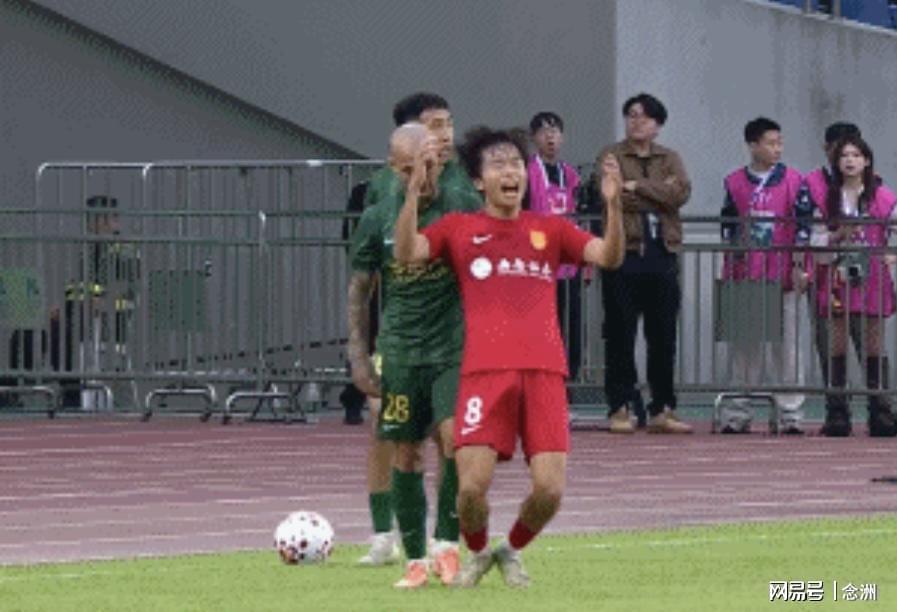 九游体育app下载-被薅头发是因辱骂浙江外援家人？22岁国脚：我连英语都说不明白